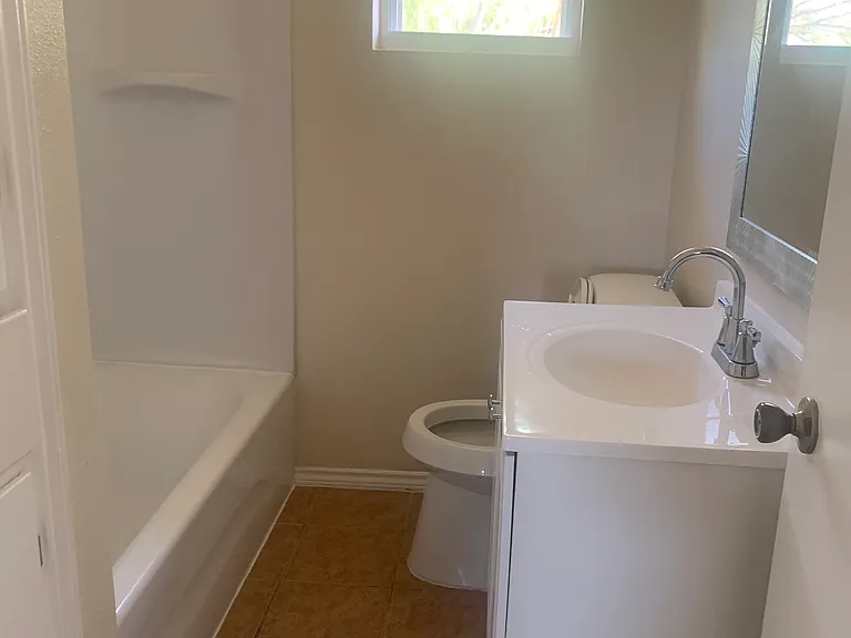910 E Austin Ave — Photo 5