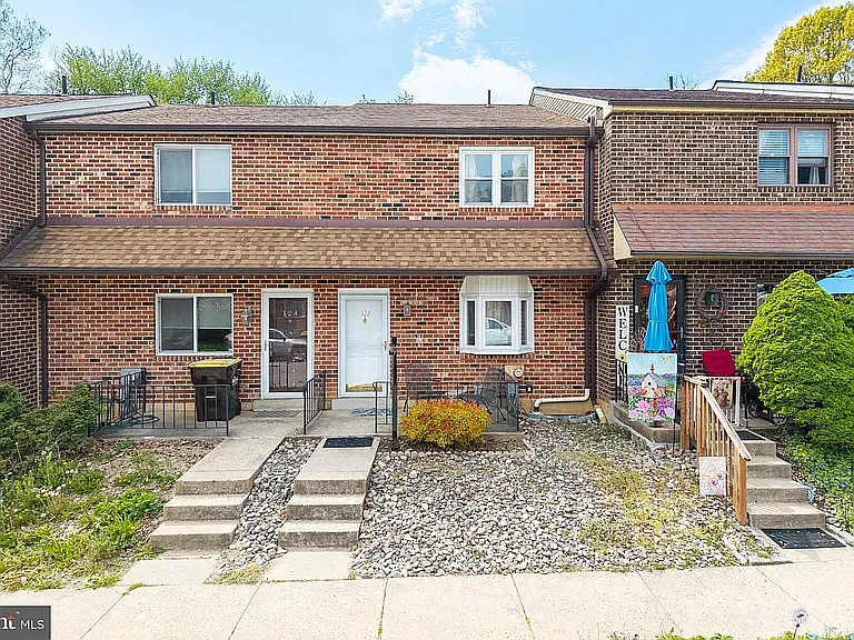122 Kelmar Ave — Photo 1