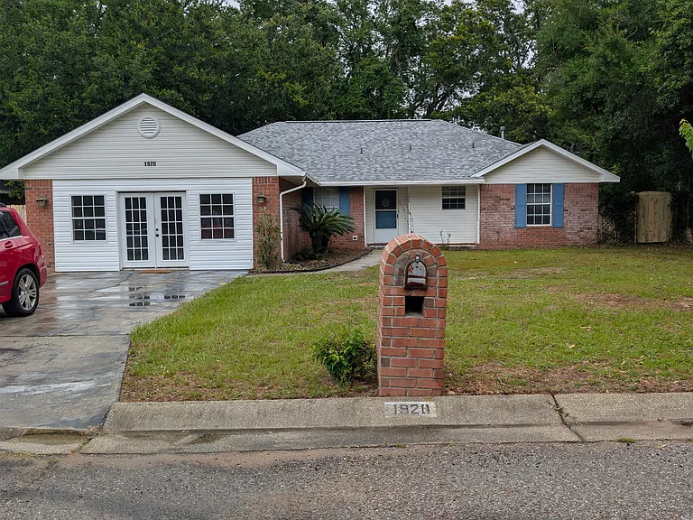 1920 Nicole St — Photo 1