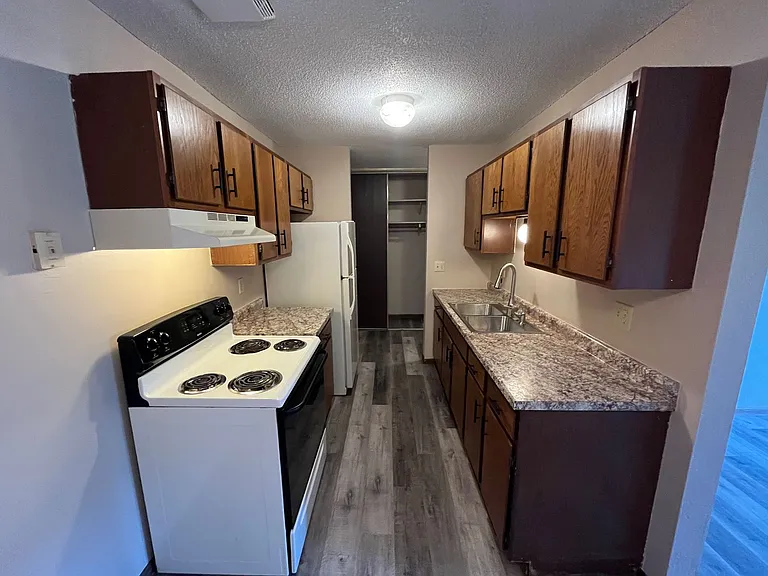Oakridge Apartments — Photo 31