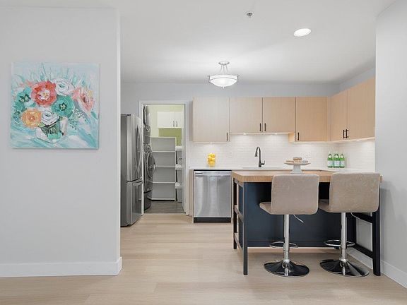 5th image of 2983 Cambridge St #101