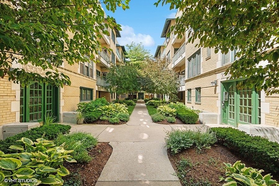 1st image of 4322 N Clarendon Ave APT 2220