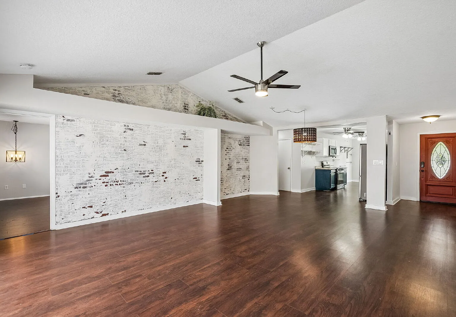 3 bed, 2.0 bath, 1518 sqft, $2,395 — Photo 2