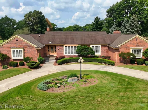 9598 Burning Tree Dr, Grand Blanc, MI 48439
