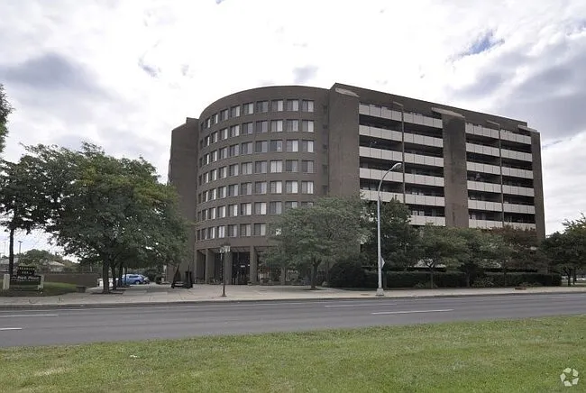 Park Plaza Apartments — Photo 2