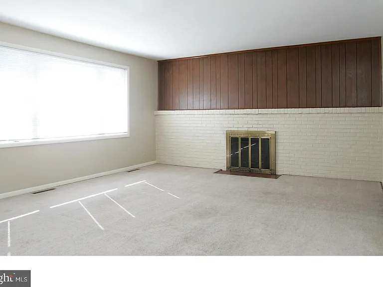 17 Wayne Dr — Photo 3