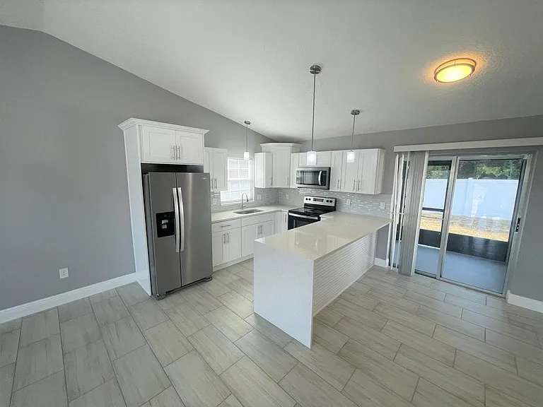 132 E 17th St #1 — Photo 4