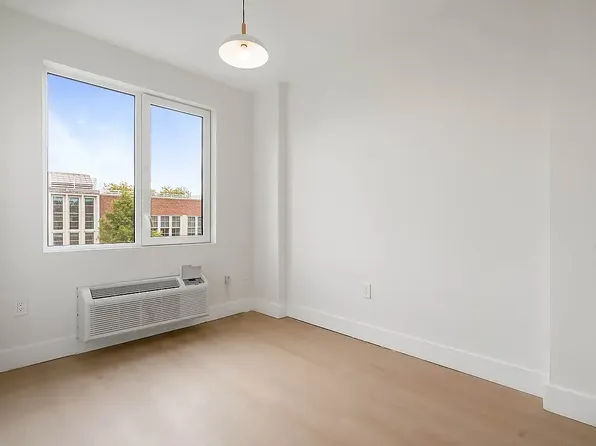 102 E 53rd St, Brooklyn, NY