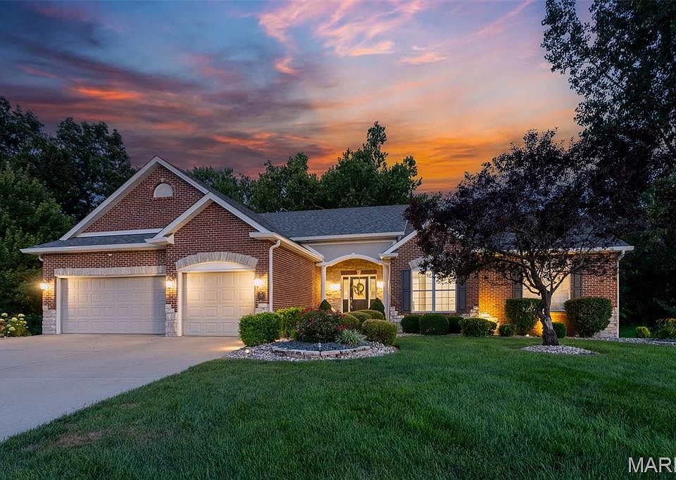 1st image of 281 Fountain Dr