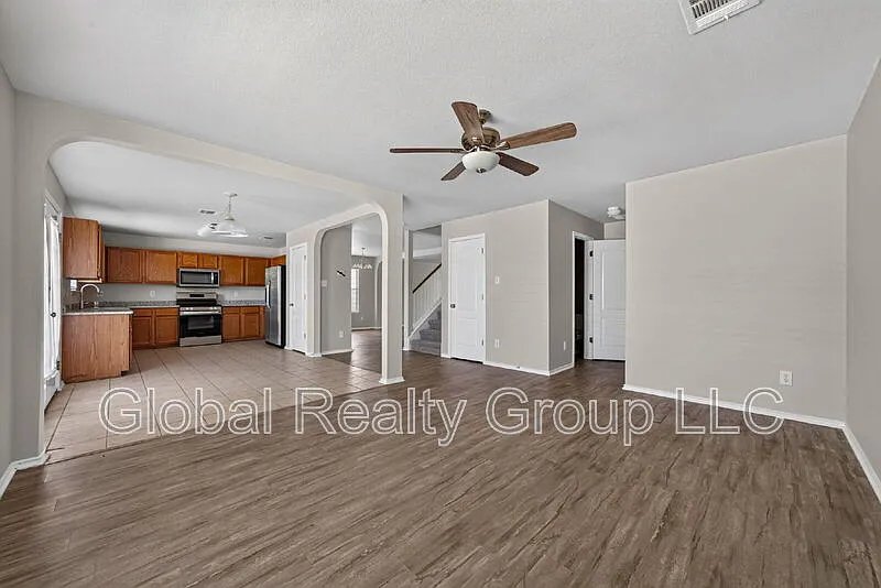 4 bed, 2.5 bath, 2487 sqft, $1,650 — Photo 4