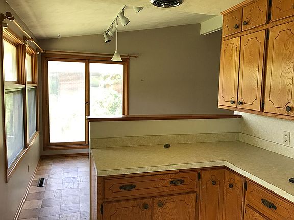 3rd image of 7326 York Ln