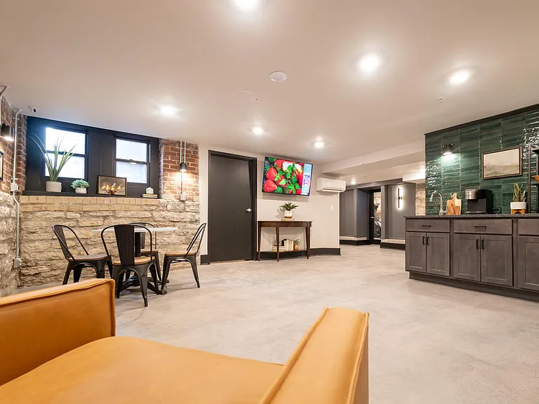 Rink Savoy Apartments — Photo 17