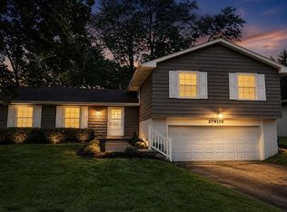 27W170 Fleming Dr, Winfield, IL 60190