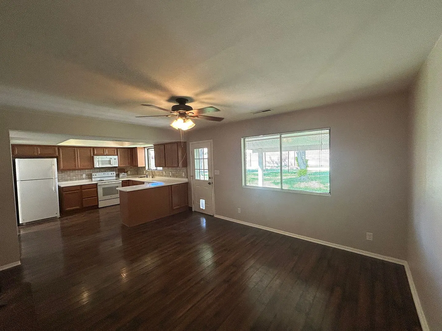3 Bed, 2 Bath Home For Rent — Photo 4