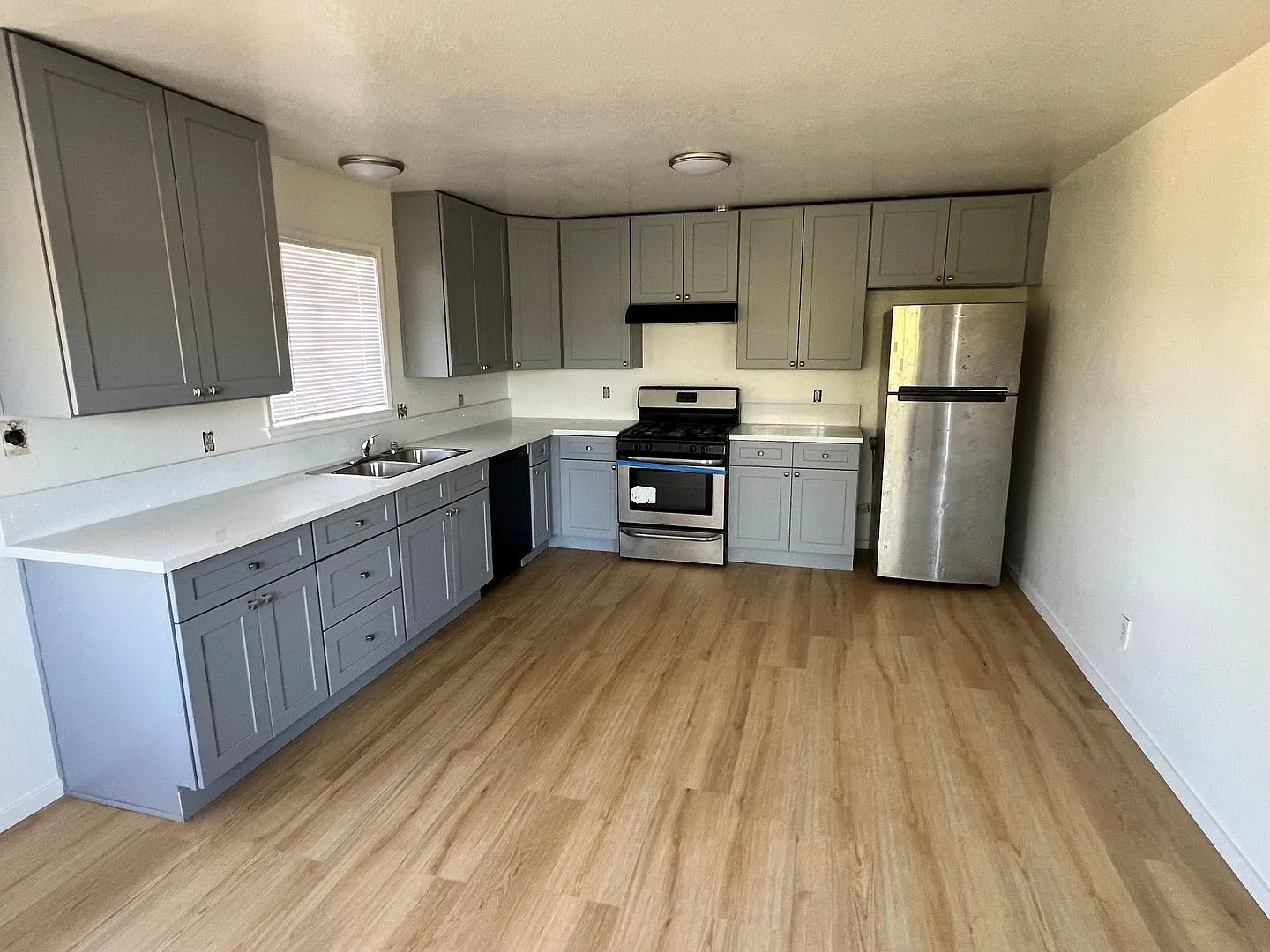 B- 5-Unit 8748-8754 1/2 Cedar Street — Photo 4