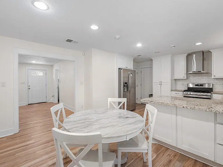 1510 Burt St — Photo 7