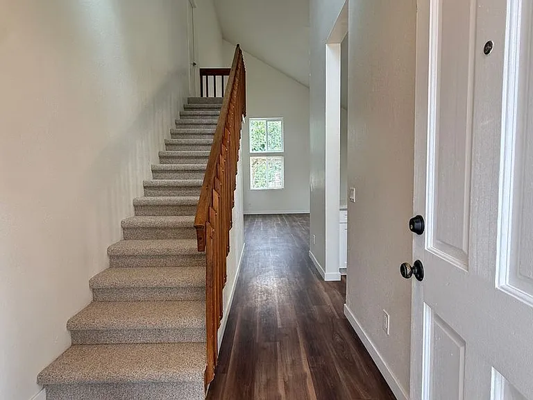 1422 Eagle Ct — Photo 3