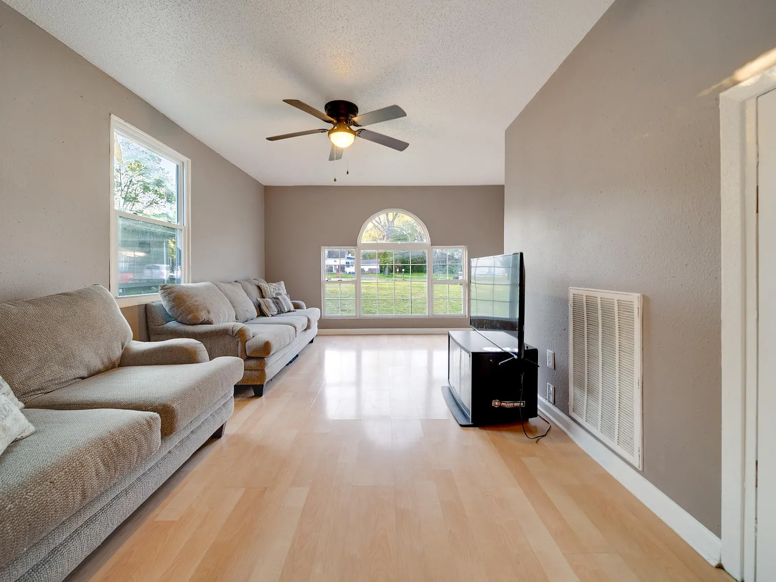 217 W Winchester St — Photo 2