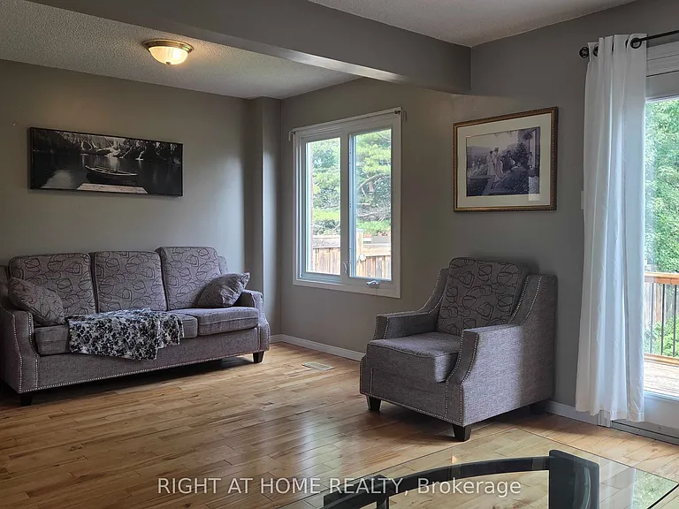 129 Heydon Ave — Photo 8