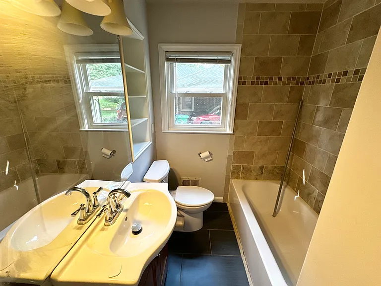 538 N Superior Ave — Photo 36