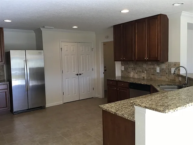 385 Bostwick Cir — Photo 19