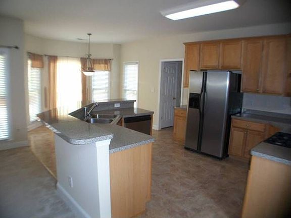 4th image of 2879 Montview Dr