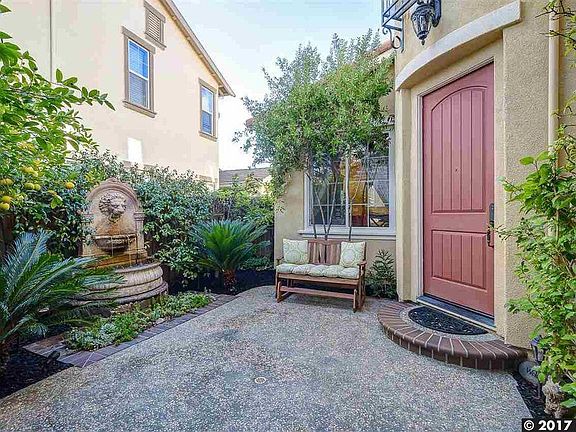 Front private courtyard