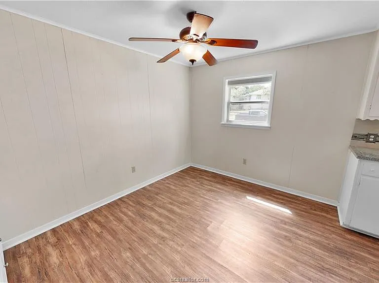 205 Redmond Dr — Photo 1