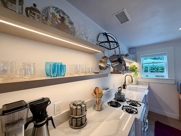 1703 Chapala St #B — Photo 11