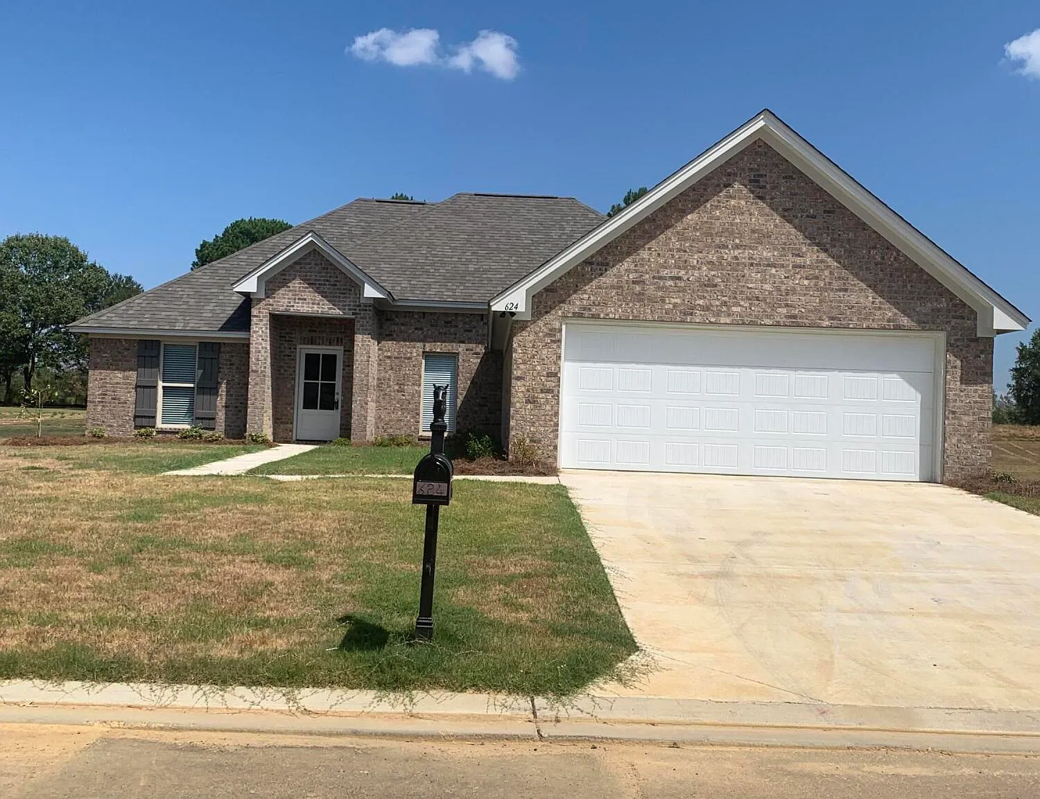 3 bed, 2.0 bath, 1810 sqft, $2,400 — Photo 2