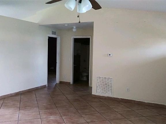 3rd image of 414 W Sugarland Cir