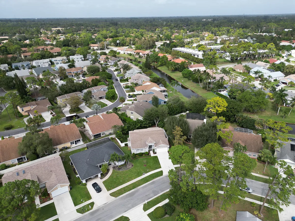 Building Photo - 1000 Lake Breeze Dr