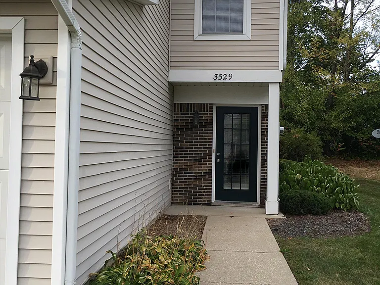 3329 Park Ridge Ln NE — Photo 3