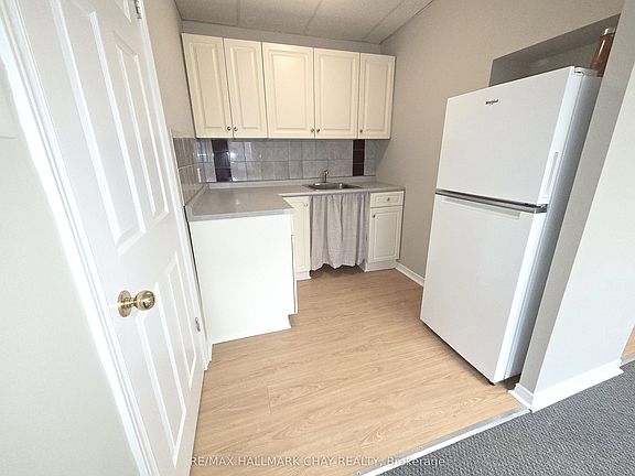 4th image of 58 Queen St W #8