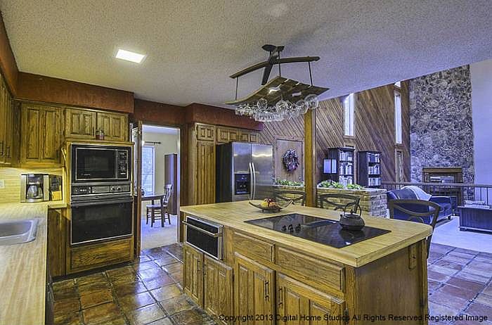 2nd image of 220 Oak Forest Dr