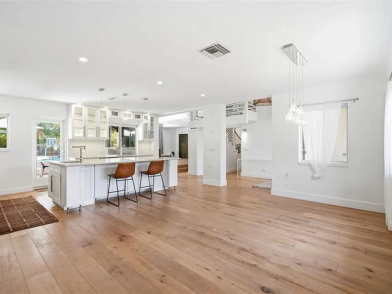 141 Giralda Blvd NE — Photo 9