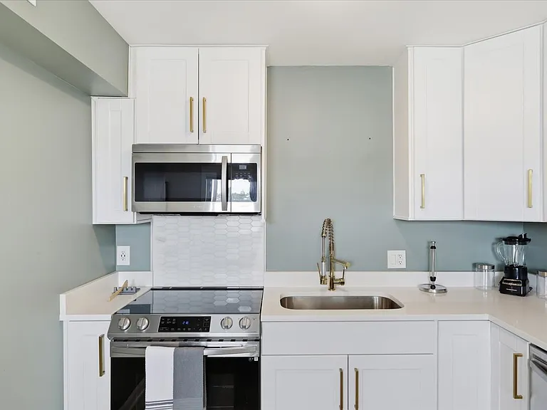 3811 Pretty Lake Ave #B — Photo 7