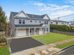 123 Twig Ln, Levittown, NY 11756