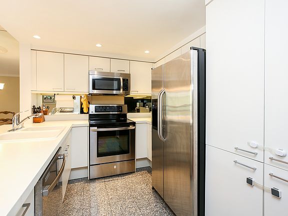 Sunlit Living - Dining Rm w/wood flrs/SGD to Deck