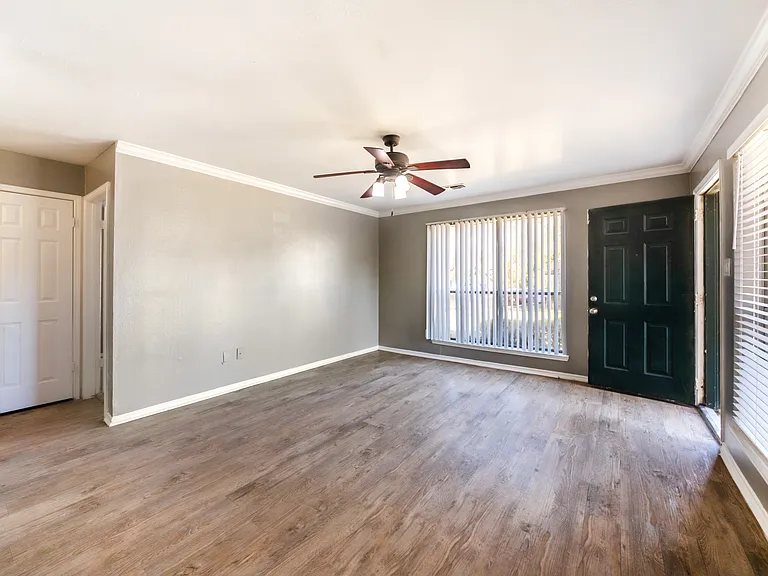 Spring Hill Village Apartments — Photo 31