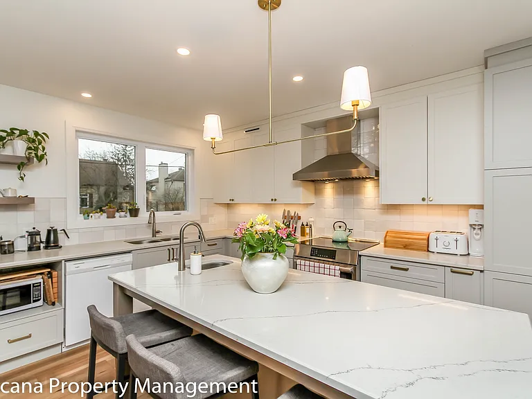 220 Cowley Ave — Photo 12