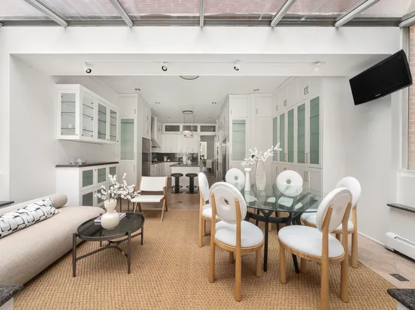 51 East 67th Street image 6 of 19