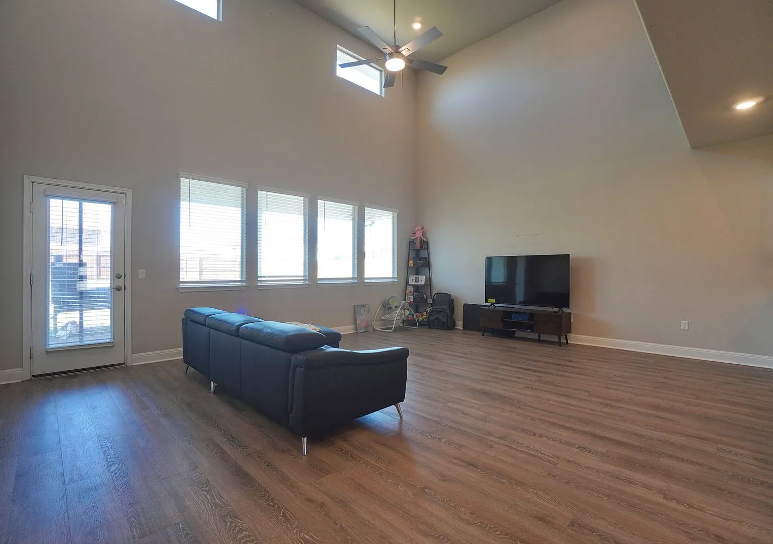 Move-In Ready 5 Bed, 3 Bath Home with 2-Car Garage in Pflugerville! — Photo 3
