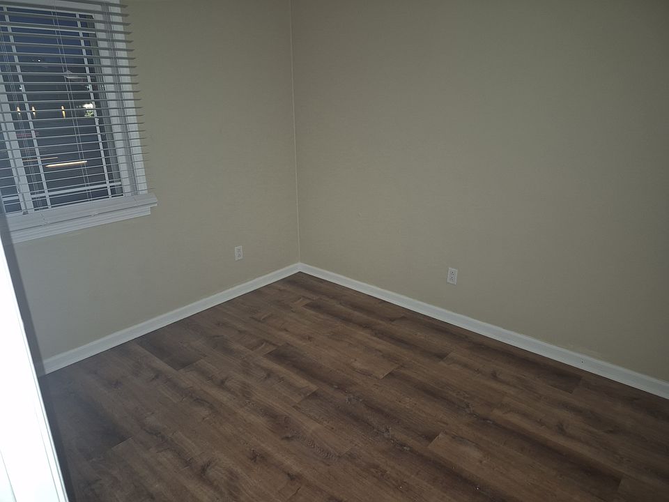 1st image of 106 Hawthorne Pl #3
