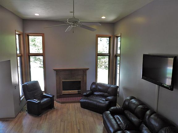 3rd image of 15190 Oakwood Dr