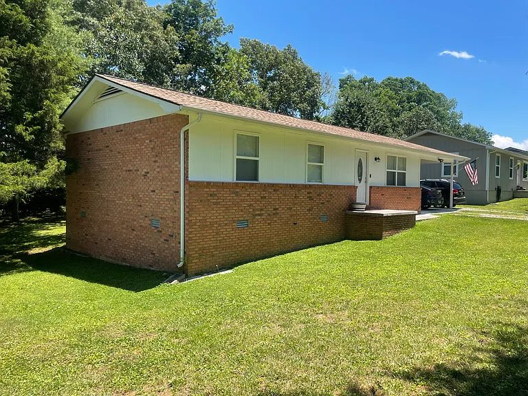 126 Ivanhoe Ln — Photo 2