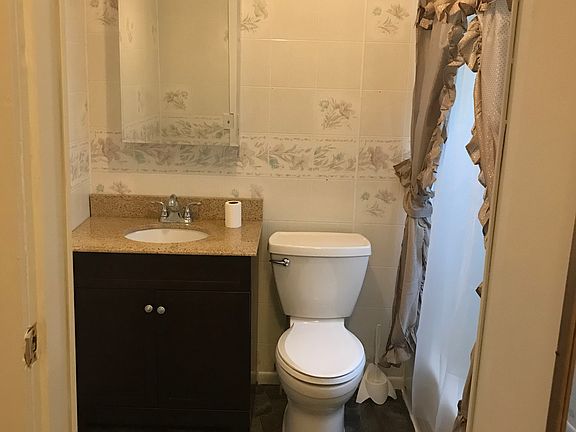 3rd image of 725 Bond Ave