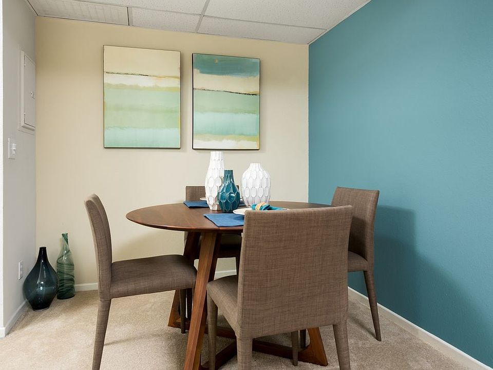 Classic dining room with carpet