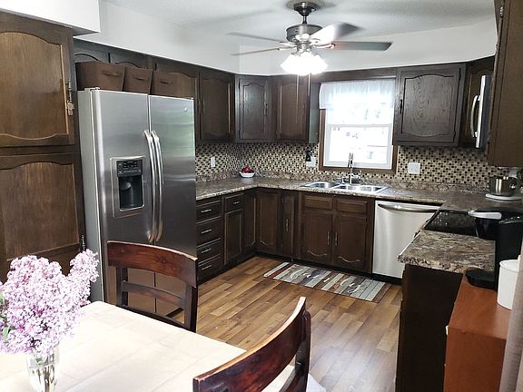 5th image of 921 Dallas St