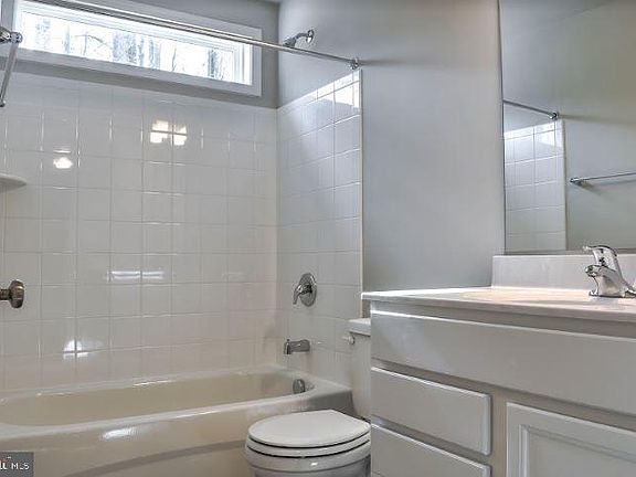 3rd image of 39 Dolphin Ct
